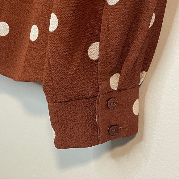 All IN FAVOR brown polka dot twist hem blouse size M - Picture 4 of 6